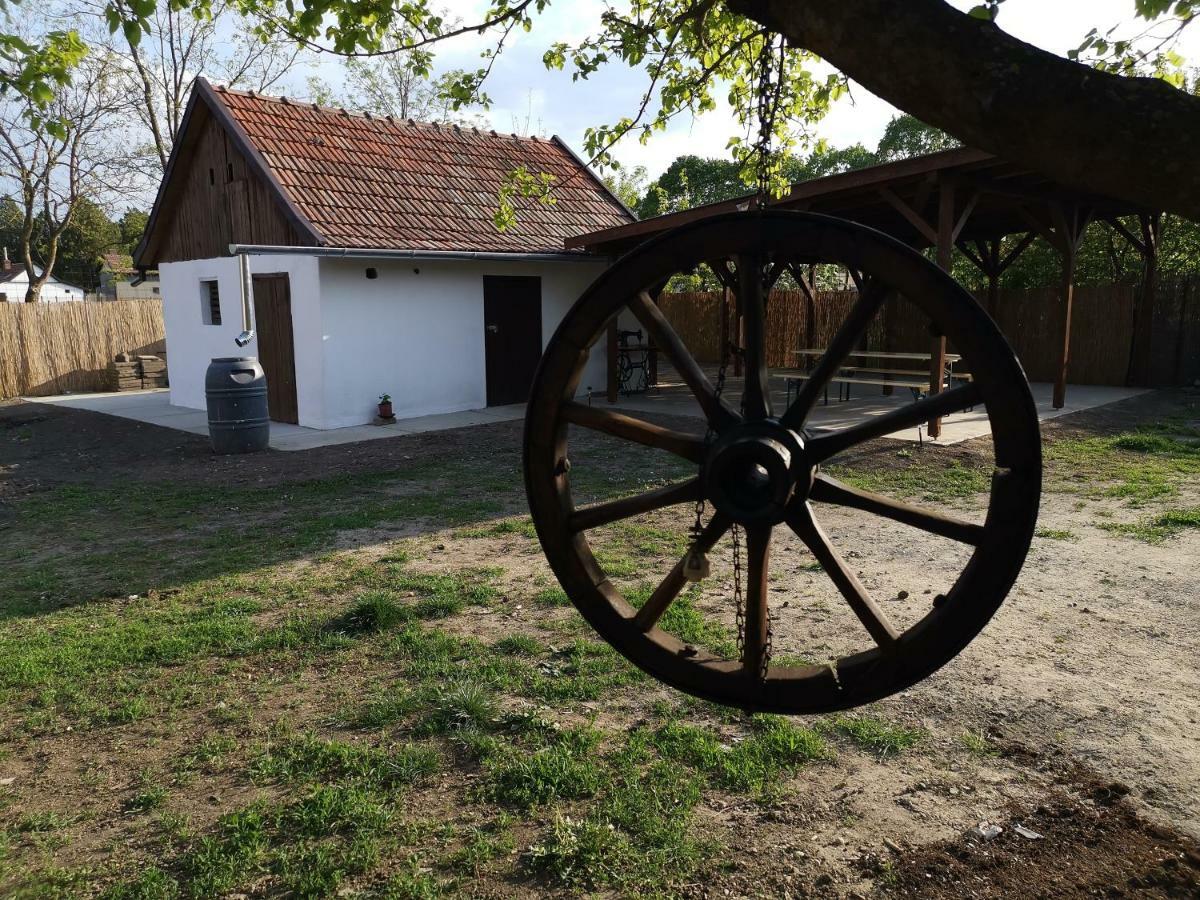 Villa Hársfák Mezokovacshaza Esterno foto