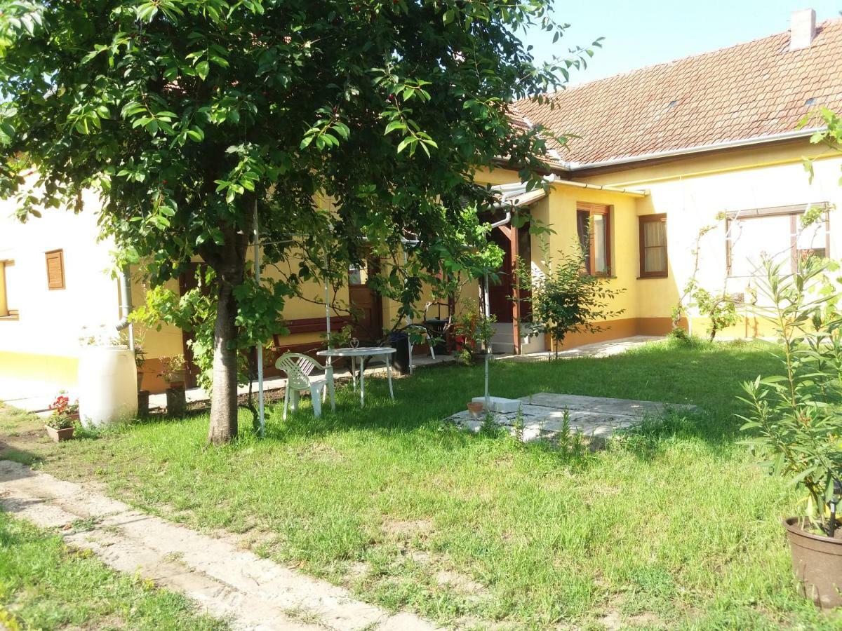 Villa Hársfák Mezokovacshaza Esterno foto